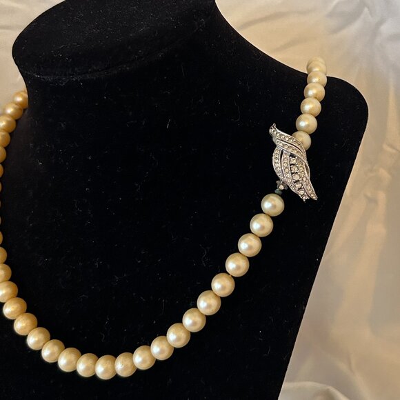 Genuine Creme Pearls by J&L Hartzberg - Picture 6 of 6